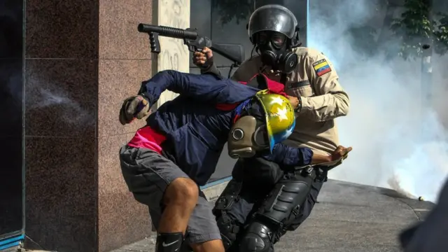 Демонстрант и полицейский