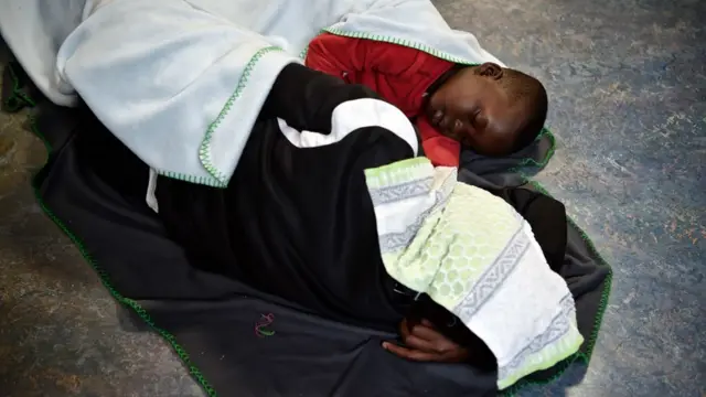 ኣደ ምስ ወዳ ደቂሳ