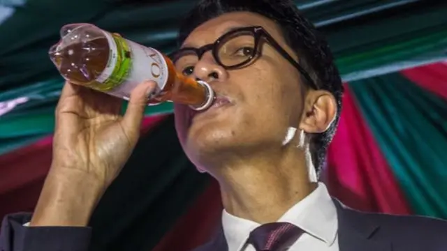 Le président Andry Rajoelina boit du Covid-Organics à la bouteille