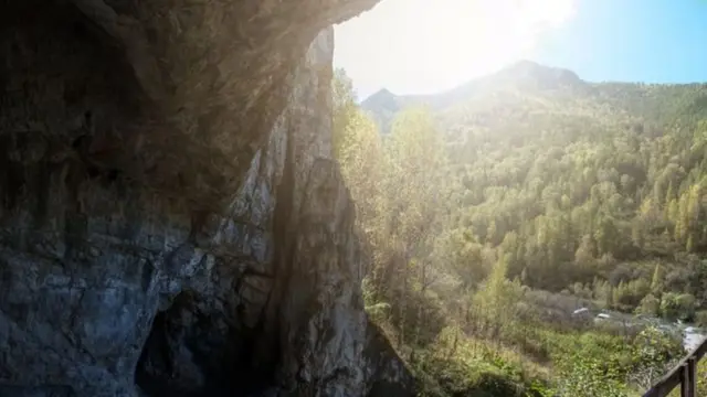 Gua tempat tingal Denisova di Siberia selatan.