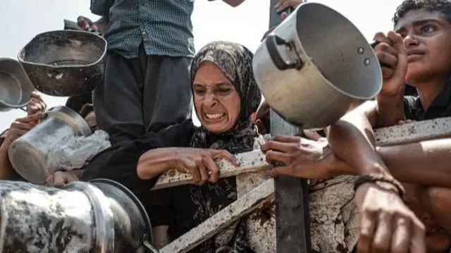 गाजामा राहतको पर्खाइमा रहेका महिलाहरू