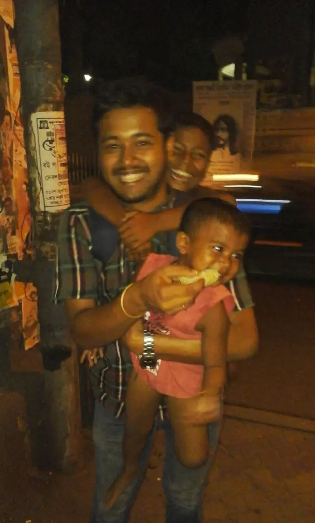 দুই শিশুর সঙ্গে পথিকৃৎ সাহা