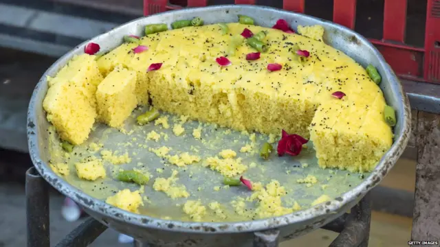 થાળમાં ખમણ ઢોકળાની તસવીર