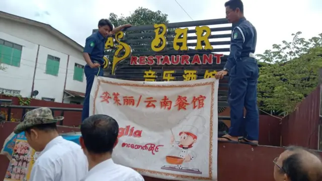 တရုတ်ဘာသာစကားနဲ့ ဆိုင်းဘုတ်တွေကို စည်ပင်က ခွင့်ပြုထားခြင်း မရှိလို့ ဆို