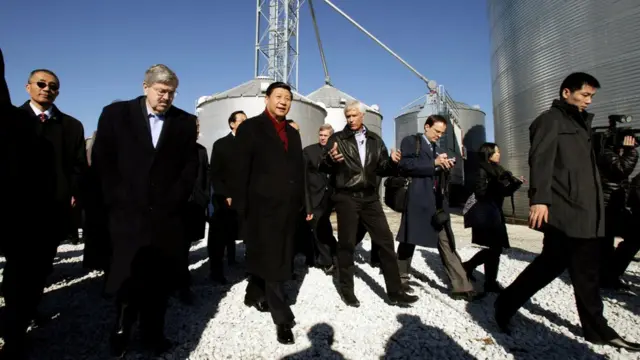 2012年，时任中国国家副主席的习近平（中）到访艾奥瓦州，与布兰斯塔德（左二）会面