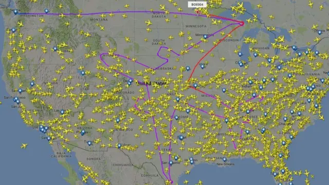Силует "Боїнга" в небі над США
