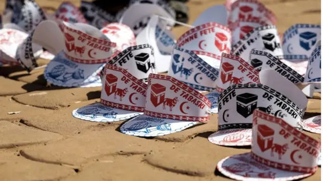 L'Aïd aussi appelé Tabaski dans plusieurs pays d'Afrique de l'Ouest et centrale est aussi l'occasion de vendre des articles liés à cette célébration.