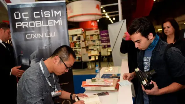 أصبح تسيشين ليو أول آسيوي يفوز بجائزة هوغو لأفضل رواية عام 2015 عن روايته بعنوان "معضلة الأجسام الثلاثة"