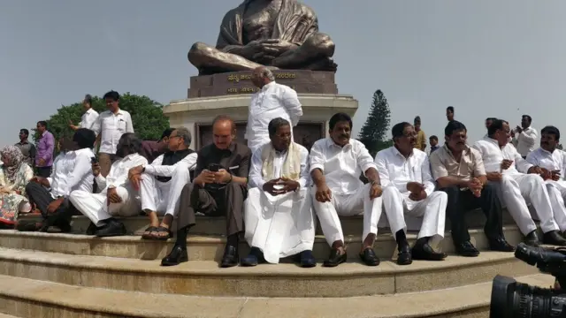 சித்தராமையா தலைமையில் காங்கிரஸ் கட்சியினர் தர்ணா