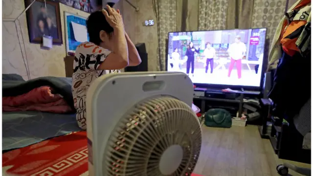 불볕더위로 전국에 폭염특보가 내려진 1일 서울 용산구의 한 쪽방촌에서 어르신이 선풍기에 의지해 더위를 견디고 있다