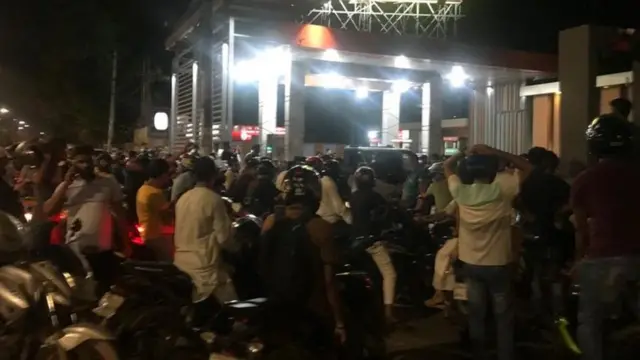 মধ্যরাতে ঢাকার একটি পাম্প