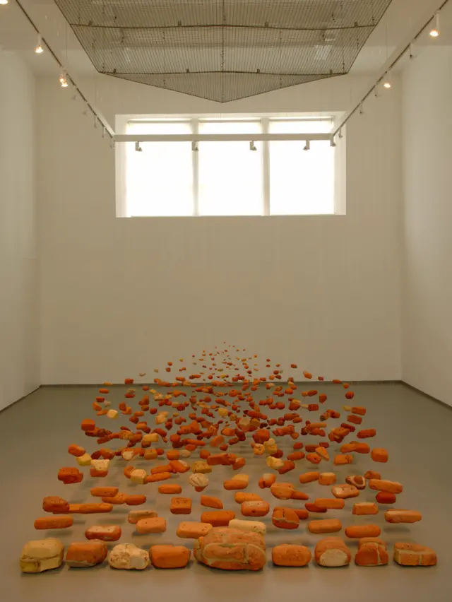 Una instalación de la artista Cornelia Parker llamada "Neither Here nor There" -"Ni aquí ni allá"