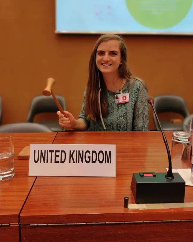 Dži Roberts, koju je rodila surogat majka, održala je govor o svom pozitivnom iskustvu u Ujedinjenim nacijama u Ženevi 2019.