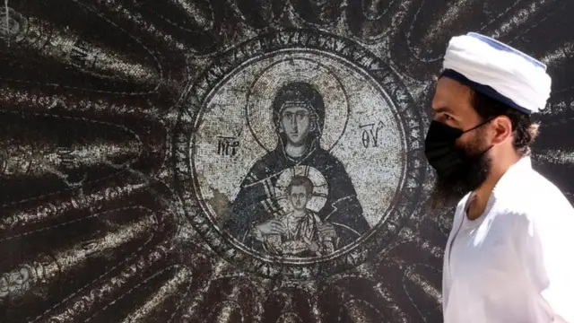 کلیسای منجی مقدس (خورا) یکی از مهم‌ترین کلیساهای دوران بیزانس به شمار می‌رود.