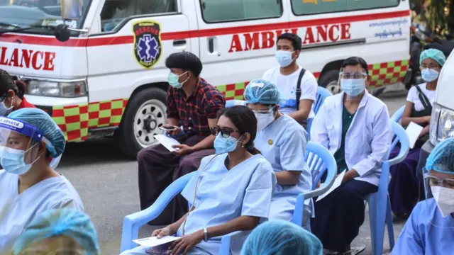 မန္တလေးမှာ ကျန်းမာရေးဝန်ထမ်းတွေ ကိုဗစ်ကာကွယ်ဆေးစတင်ထိုးနှံစဥ်