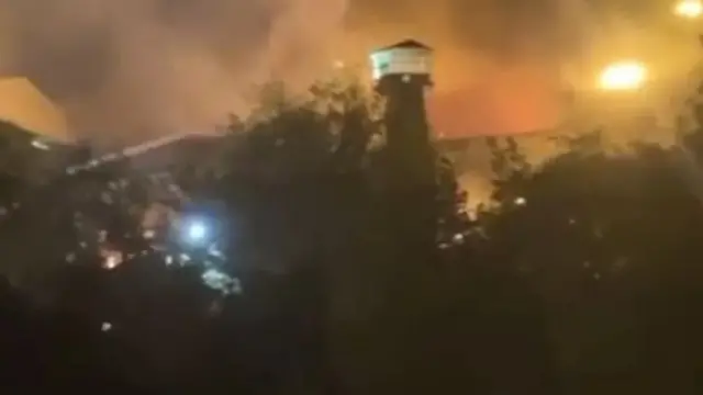 কর্মকর্তাদের উদ্ধৃত করে রাষ্ট্রীয় গণমাধ্যমে বলা হচ্ছে, পরিস্থিতি নিয়ন্ত্রণে আনা হয়েছে। তবে ভিডিও ফুটেজ দেখে মনে হচ্ছে, আগুন এখনো জ্বলছে।