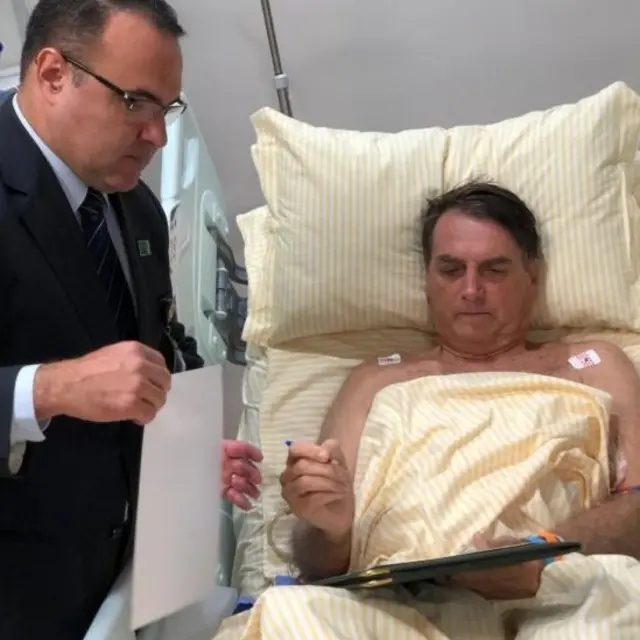 Bolsonaro assina documentos no hospital