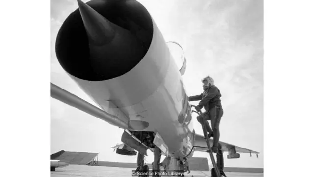 طراحان شوروی پیش از آن از بال‌های سه‌گوش در جنگنده‌هایی مثل میگ-۲۱ استفاده کرده بودند (منبع: مجموعه عکس علوم)