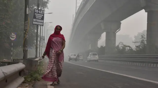 জোড়-বিজোড়ের প্রথম দিনেই দিল্লির রাজপথে গাড়ির সংখ্যা কমেছে, তবে কমেনি ধোঁয়াশা