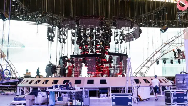 На сцені збираються підвісити під стелю близько 200 тонн обладнання