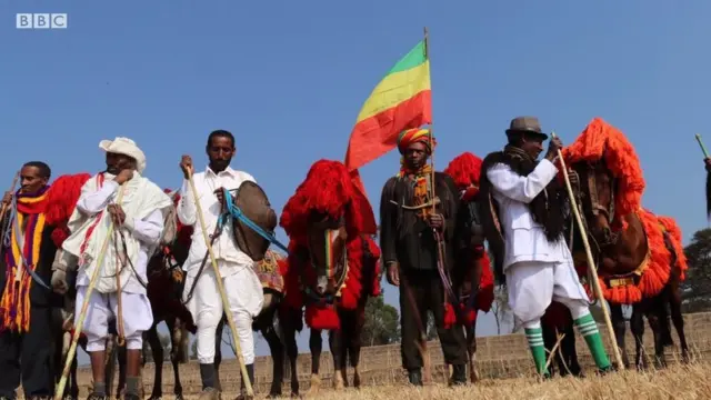 ታዳሚዎችና በደማቅ ቀለማት የሸበረቁ ፈረሶቻቸው