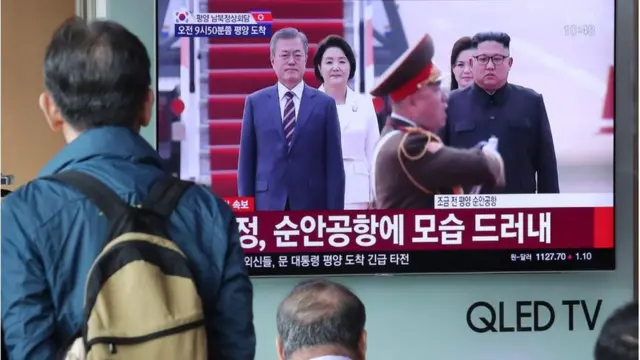 3차 남북정상회담이 열린 지난 2018년 9월 18일 서울시민들이 문재인 대통령과 북한 김정은 국무위원장의 역사적인 평양 첫 만남 장면 생중계를 시청하고 있다