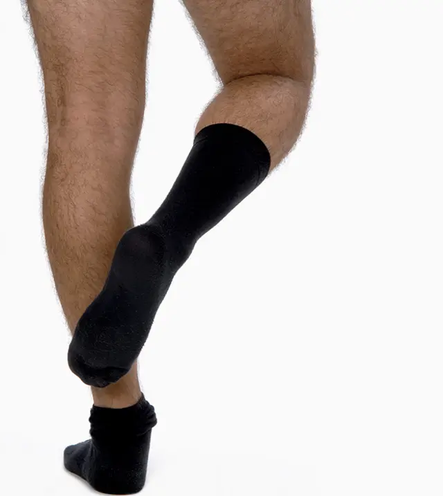 Rascándose el tobillo