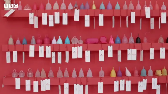 월경상점 내부에 설치된 빨간 벽면에는 전 세계 60여 개의 월경컵이 전시돼 있다