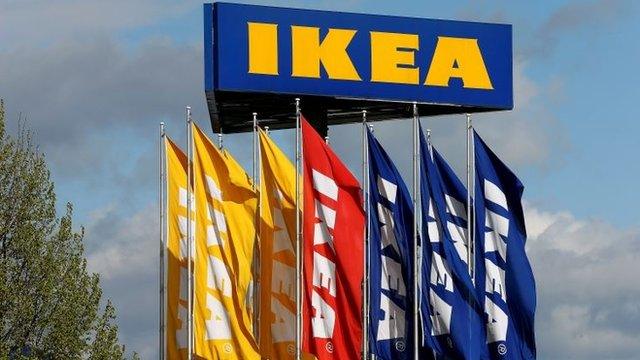Señal de IKEA con banderas de colores