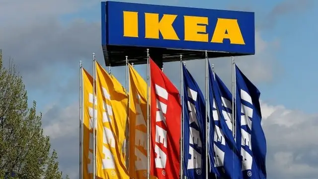 Señal de IKEA con banderas de colores