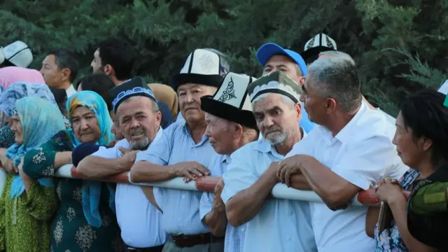 Кыргызстан менен Өзбекстандын ортосундагы чек арадагы "Достук" өткөрмө бекетиндеги бир тараптуу киргизилген чектөөлөр алынды.