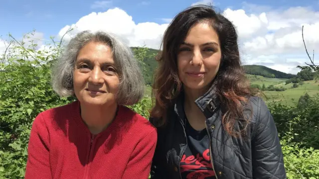 शीला के साथ इशलीन कौर