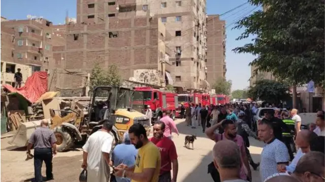 سيارات الإطفاء توجهت إلى مكان الحريق في الكنيسة والذي أودى بحياة أكثر من 40 شخصاً.