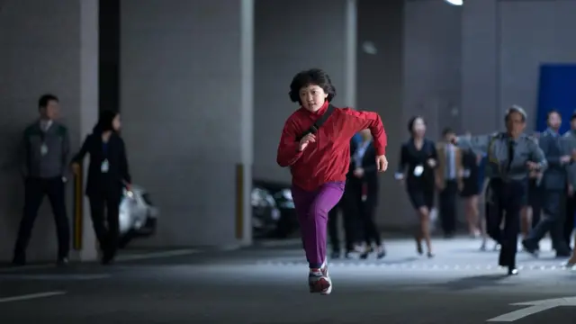 از برگ‌های برنده فیلم سکانس تعقیب و گریزی است در خیابان‌های سئول؛ جیسون بورن و جیمز باند نگاه کنند و یاد بگیرند