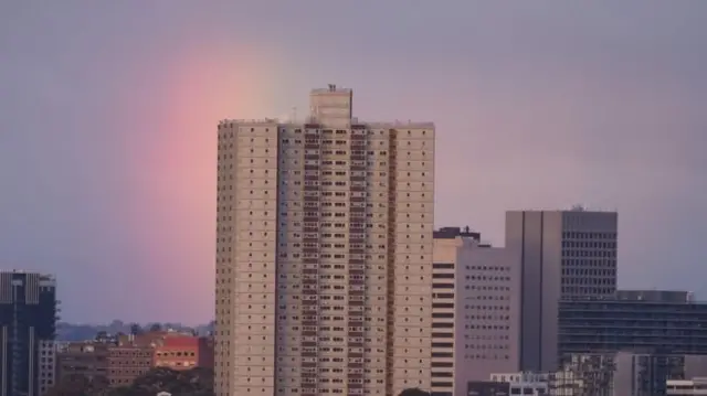 เฉดสีรุ้งบนท้องฟ้าแต่งแต้มสีสันให้กับภาพอาคารธรรมดา ๆ ให้ดูสวยงามมากขึ้น ภาพนี้ถ่ายที่เขตเมลเบิร์นใต้ ในนครเมลเบิร์น ของออสเตรเลีย