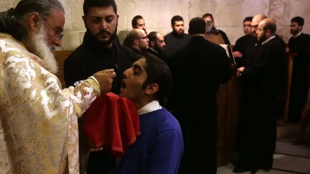 Hombre recibe la comunión.