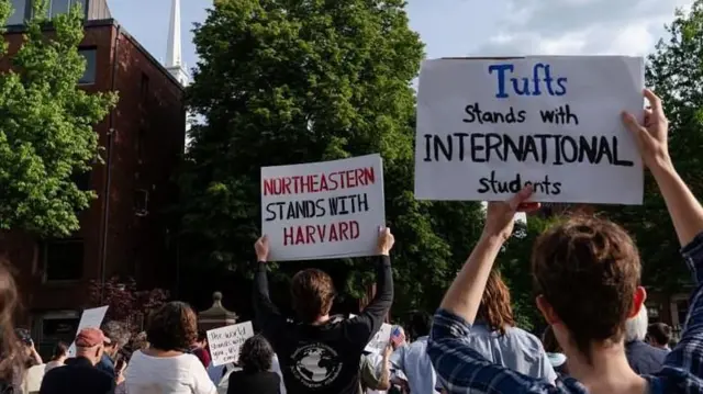 अमेरिकेतील अनेक विद्यापीठं आणि ट्रम्प प्रशासन यांच्यात सध्या तणावाची परिस्थिती निर्माण झाली आहे.