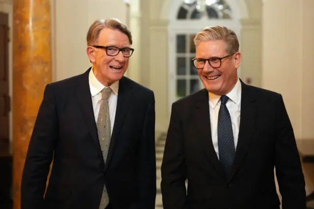 Mandelson junto a Starmer en la embajada británica en Washington.