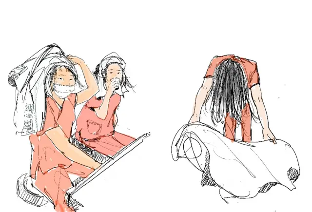 방호복을 벗은 후 샤워를 마친 간호사들. "일회용 타월이나 혹은 시트, 베갯잇으로 머리를 감싸 올려 버리고 바로 전산 업무를 봅니다. 샤워하고 나온지 몇 분 안 되어 또 급하게 방호복을 입고 뛰쳐 들어갑니다"라고 오 간호사는 썼다