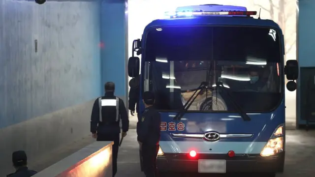 서울중앙지방법원 수감자 호송차. 박근혜 전 대통령은 이날 열린 국정농단 사건 결심공판에 불출석했다