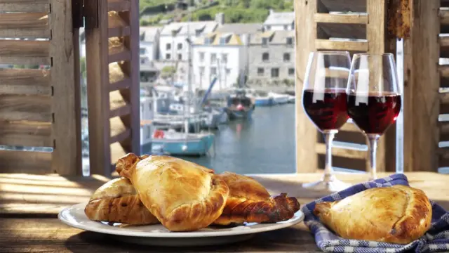 Корнуолльские пироги и бокалы с вином
