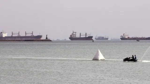 ከ230 በላይ መርከቦች የመተላለያውን መከፈት እየጠበቁ ነው