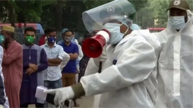 সংক্রমণ বাড়ার পেছনে মানুষের অসচেতনতাকে দায়ী করছেন বিশেষজ্ঞরা।