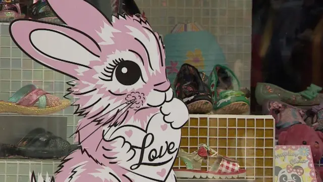 Пасхальный зайчик на витрине магазина обуви