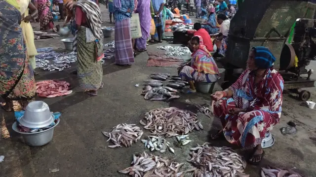 அதிகாலை 5 மணியளவில் லாஞ்ஜரி