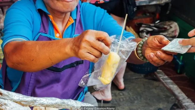 शुक्रवारी विक्रेते निळ्या रंगाचे कपडे परिधान करतात.