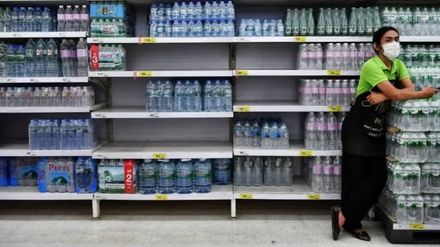 Vendedor con mascarillas