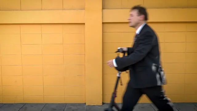 หากขึ้นมาบนทางเท้า ชมิดท์จะเข็นแทนขี่สกูตเตอร์ เพื่อไม่ให้กระทบต่อคนเดินเท้า