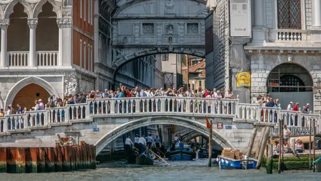 관광객들이 다리 위에 서 있다