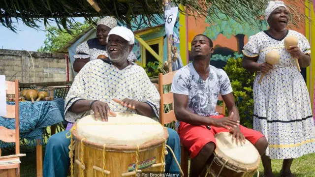 Garífunas tocando tambores en Belice